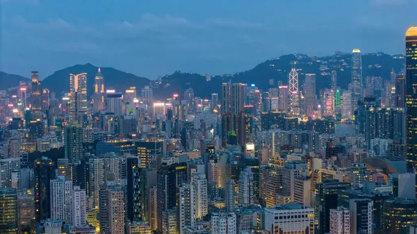 Gökdelenlerle dolu, aydınlık bir şehir silüeti.