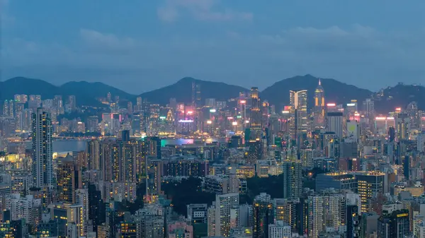 Gökdelenlerle dolu, aydınlık bir şehir silüeti.