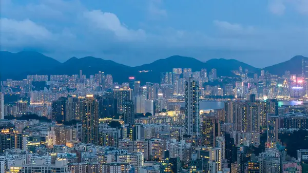 Gökdelenlerle dolu, aydınlık bir şehir silüeti.