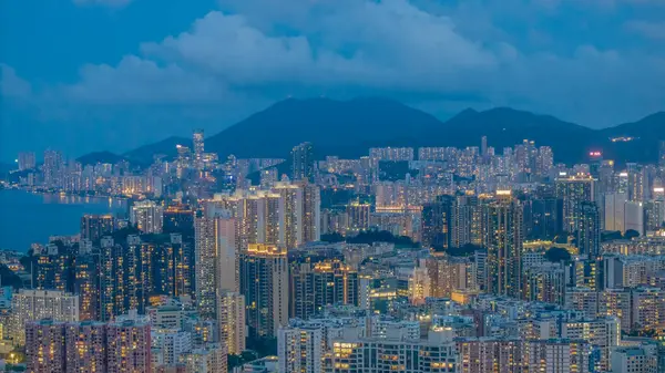 Gökdelenler dağlarla çarpıcı bir şehir manzarası yaratır.