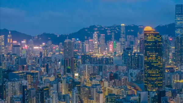 Gökdelenlerle dolu, aydınlık bir şehir silüeti.