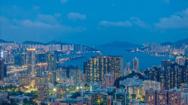 Alacakaranlık gösterisinde bir şehir manzarası Aydınlanmış gökdelenler,