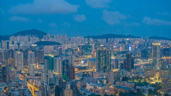 Gün batımında hareketli bir şehir siluetinin panoramik görüntüsü