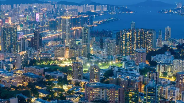 Gün batımında hareketli bir şehir siluetinin panoramik görüntüsü,