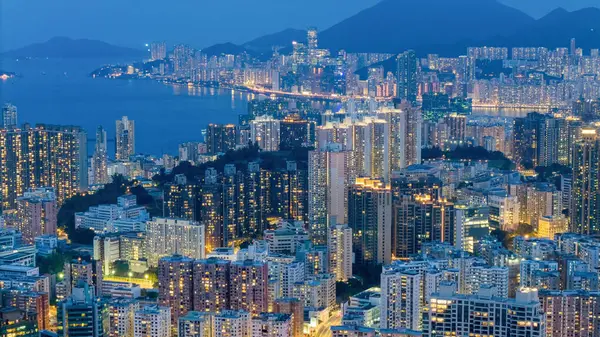 Gökdelenler dağlarla çarpıcı bir şehir manzarası yaratır.