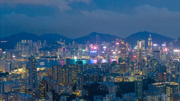 Geceleyin ışıl ışıl, aydınlık gökdelenler...,