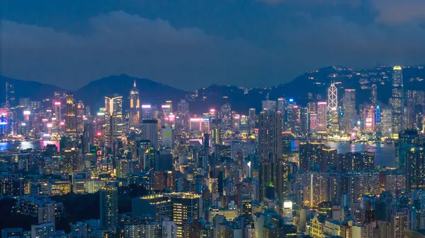 Geceleyin ışıl ışıl, aydınlık gökdelenler...,