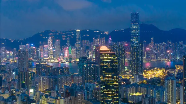 Geceleyin ışıl ışıl, aydınlık gökdelenler...,