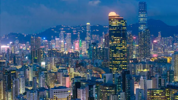 Gökdelenlerle dolu, aydınlık bir şehir silüeti.