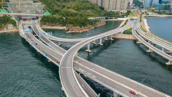 Sakin bir limanı geçen karmaşık bir otoyol sistemi perspektifi