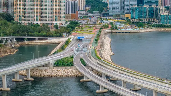 Sakin bir limanı geçen karmaşık bir otoyol sistemi perspektifi