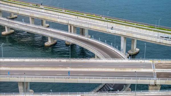 Sakin bir limanı geçen karmaşık bir otoyol sistemi perspektifi