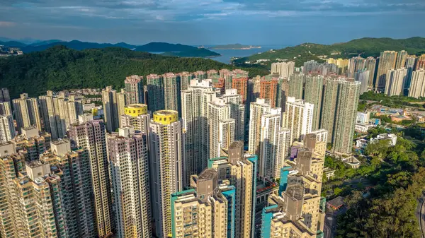 Sunset 'te nehre bakan yüksek katlı binaları olan şehir manzarası