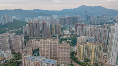 Kentsel gelişimin yanında konut binaları duruyor