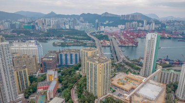 Yüksek katlı konut kümelerinin yer aldığı modern şehir manzarası