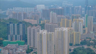 Kentsel gelişimin yanında konut binaları duruyor