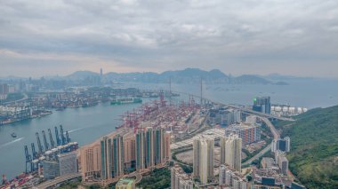 Panoramik bir hava manzarası yüksek katlı konutlar gösteriyor.