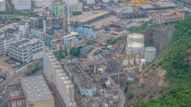 Büyük bir endüstriyel petrol rafinerisi ve depolama tesisinin kapsamlı görüntüsü