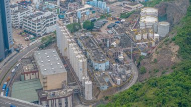 Büyük bir endüstriyel petrol rafinerisi ve depolama tesisinin kapsamlı görüntüsü