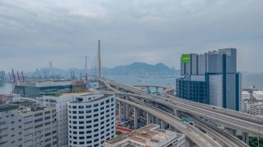 Renkli nakliye konteynırlarının yer aldığı işlek bir liman,