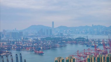 Renkli nakliye konteynırlarının yer aldığı işlek bir liman,