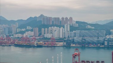 Canlı şehir manzarası, etkin bir liman olan yüksek binaları gösteriyor.