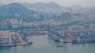 Renkli nakliye konteynırlarının yer aldığı işlek bir liman,