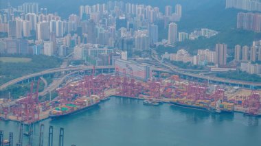 Renkli nakliye konteynırlarının yer aldığı işlek bir liman,