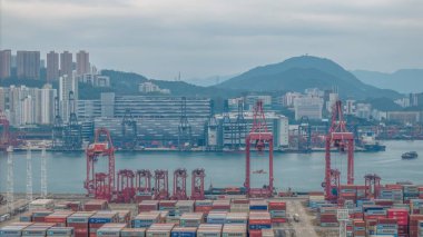 Renkli nakliye konteynırlarının yer aldığı işlek bir liman,