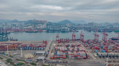 Renkli nakliye konteynırlarının yer aldığı işlek bir liman,