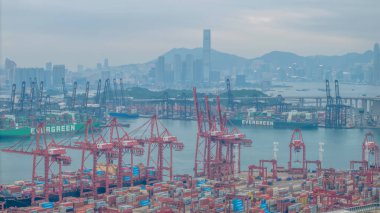 Renkli nakliye konteynırlarının yer aldığı işlek bir liman,