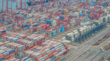 Renkli nakliye konteynırlarının yer aldığı işlek bir liman,