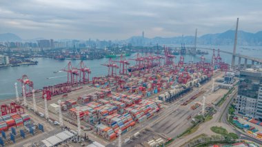 Renkli nakliye konteynırlarının yer aldığı işlek bir liman,