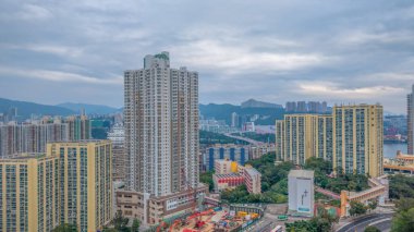 Kentsel gelişimin yanında konut binaları duruyor