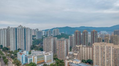 Kentsel gelişimin yanında konut binaları duruyor