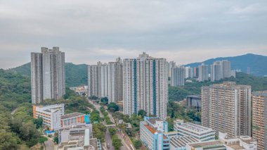 Kentsel gelişimin yanında konut binaları duruyor