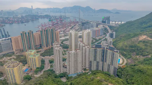 Kentsel gelişimin yanında konut binaları duruyor