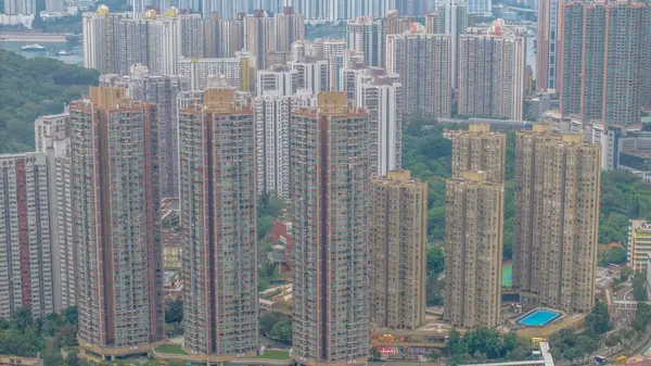 Kentsel gelişimin yanında konut binaları duruyor