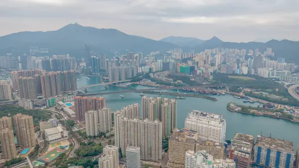 Yüksek katlı konut kümelerinin yer aldığı modern şehir manzarası