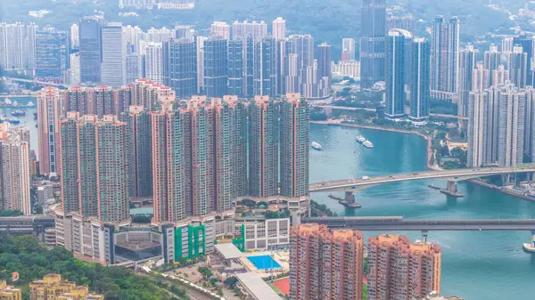 Yüksek katlı konut kümelerinin yer aldığı modern şehir manzarası