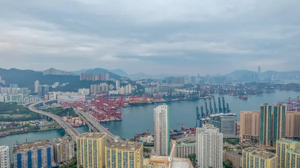 Yüksek katlı konut kümelerinin yer aldığı modern şehir manzarası