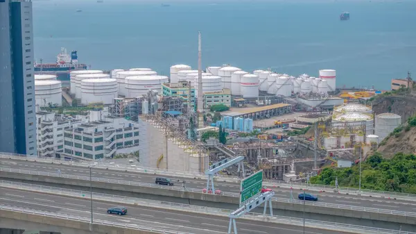 Otoyollar ve yeşilliklerin ortasındaki bir kanal zıtlık ve kentsel canlılık yaratıyor..