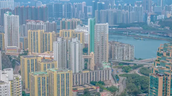 Kentsel gelişimin yanında konut binaları duruyor