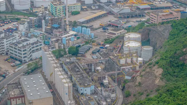 Büyük bir endüstriyel petrol rafinerisi ve depolama tesisinin kapsamlı görüntüsü