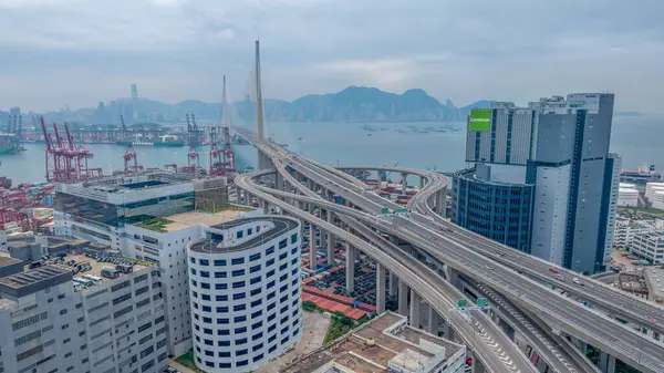 Renkli nakliye konteynırlarının yer aldığı işlek bir liman,