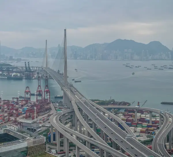 Renkli nakliye konteynırlarının yer aldığı işlek bir liman,