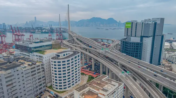 Renkli nakliye konteynırlarının yer aldığı işlek bir liman,