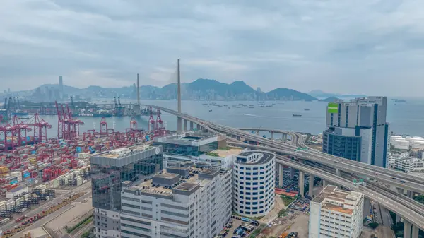 Renkli nakliye konteynırlarının yer aldığı işlek bir liman,