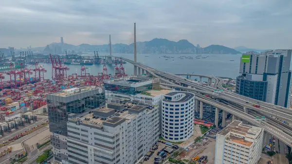 Renkli nakliye konteynırlarının yer aldığı işlek bir liman,