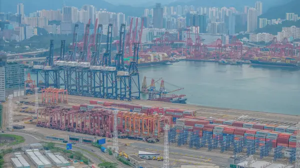 Renkli nakliye konteynırlarının yer aldığı işlek bir liman,